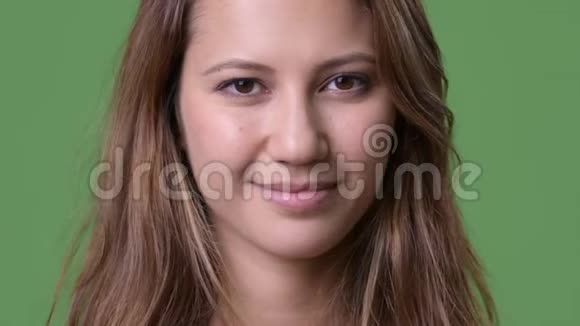 年轻美丽的多民族妇女绿色背景视频的预览图