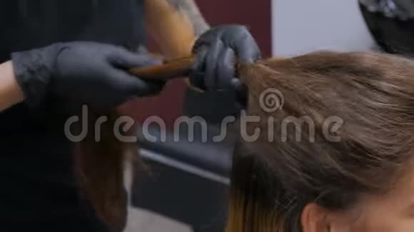 为客户做发型的专业理发师视频的预览图