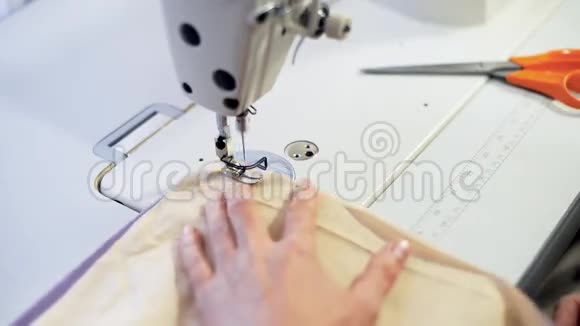 女性手缝视频的预览图