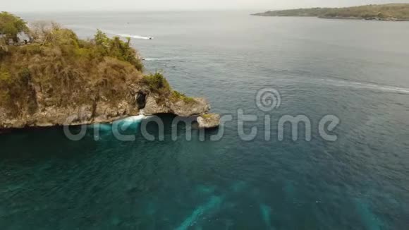 热带岛屿上的蓝色泻湖佩奈达视频的预览图