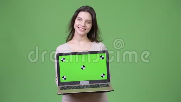 年轻的美女一边思考一边展示笔记本电脑视频的预览图