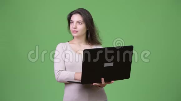 年轻漂亮的女人用笔记本电脑思考视频的预览图