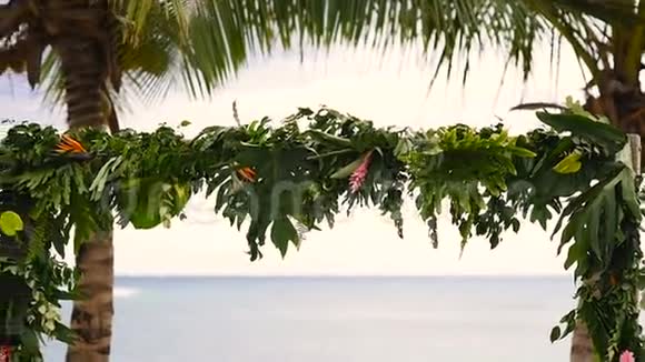 海滩上的婚礼拱门视频的预览图