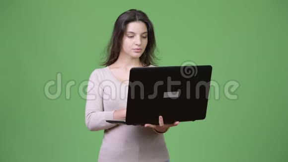 年轻漂亮的女人用笔记本电脑视频的预览图