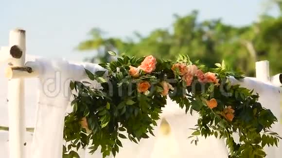 海滩上的婚礼拱门视频的预览图