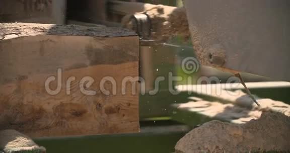 锯木机把树枝锯成木梁视频的预览图