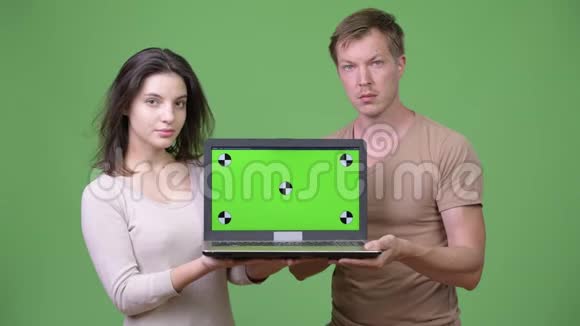 年轻夫妇一起展示笔记本电脑视频的预览图