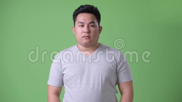 年轻英俊体重超重的亚裔男子视频的预览图