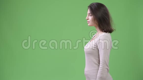 绿色背景下年轻美女的轮廓图视频的预览图