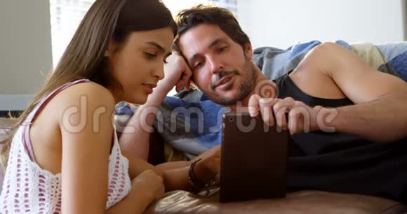 4k客厅的情侣用数码平板电脑视频的预览图
