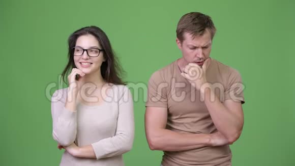 年轻夫妇在绿色背景下一起思考视频的预览图