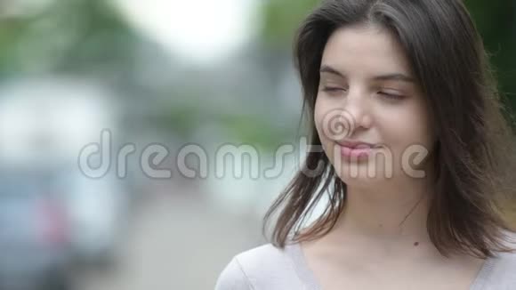 年轻快乐的美丽女人在户外街头思考视频的预览图