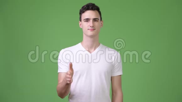 年轻的帅哥握手视频的预览图