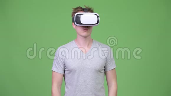 使用虚拟现实耳机的年轻帅哥视频的预览图