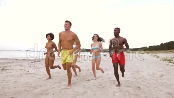 快乐的朋友在夏天的海滩上奔跑视频的预览图