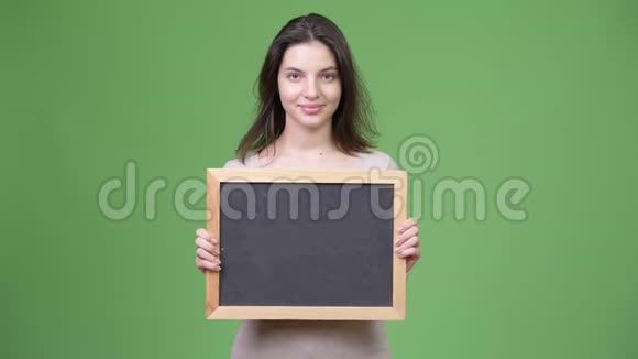 年轻快乐的美女拿着黑板视频的预览图