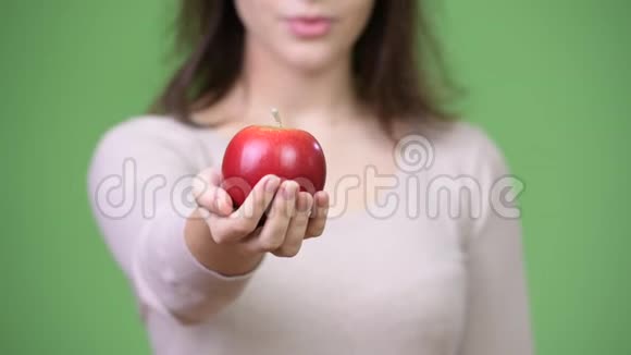 年轻快乐的美女抱着苹果视频的预览图