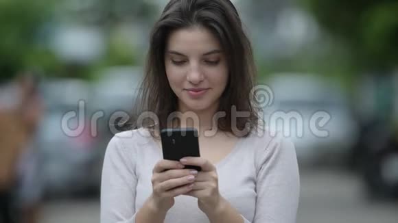 年轻快乐的美女在户外大街上用电话视频的预览图