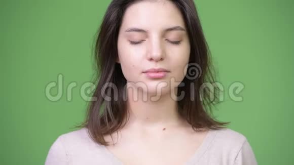 年轻的美女闭着眼睛放松视频的预览图