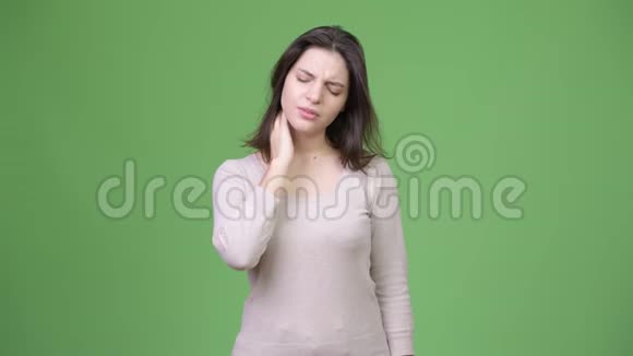 年轻疲惫的女人脖子疼视频的预览图