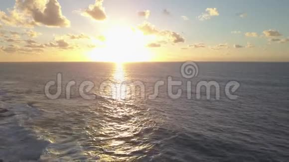 日落时鸟瞰富尔特文图拉西海岸视频的预览图