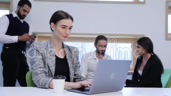 商务女性在办公室工作电脑商界人士视频的预览图