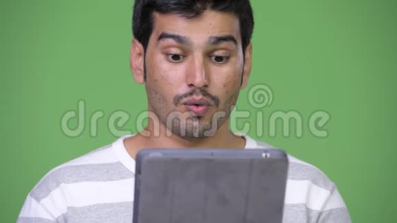 年轻英俊的波斯人用数码平板电脑视频的预览图