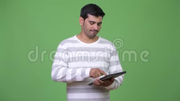 年轻英俊的波斯人用数码平板电脑视频的预览图
