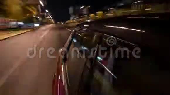 汽车行驶在城市的一条夜间大道上时移过度视频的预览图