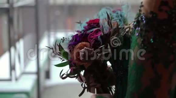 穿着绿色衣服的女人带着庆祝婚礼的花束视频的预览图