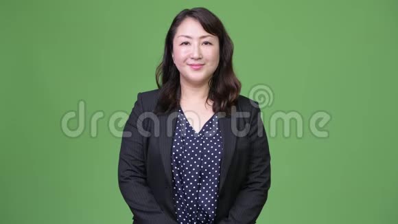成熟美丽的亚洲女商人绿色背景视频的预览图