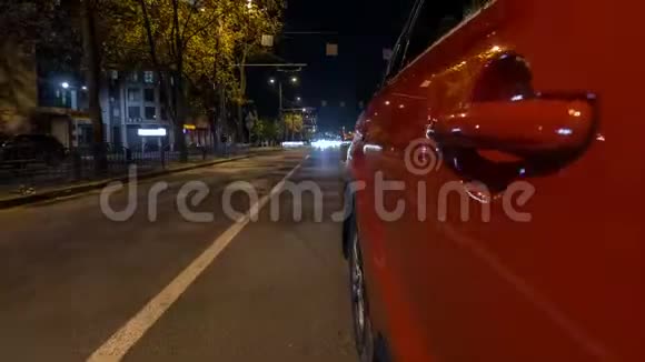 汽车行驶在城市的一条夜间大道上时移过度视频的预览图