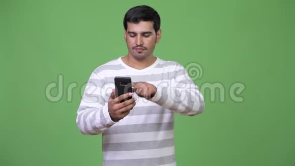年轻英俊的波斯人用电话视频的预览图