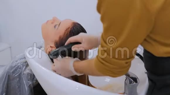 女客户理发师洗头视频的预览图