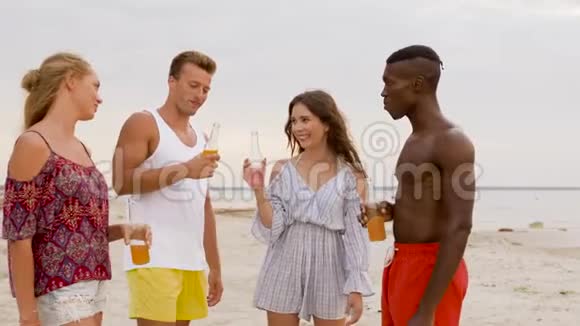 在海滩上喝非酒精饮料的朋友视频的预览图