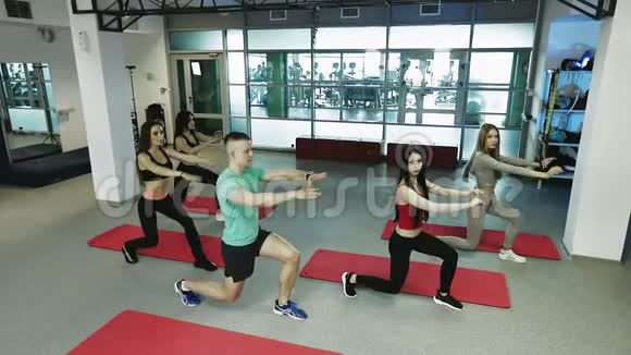 健身教练正在与一群年轻妇女合作视频的预览图