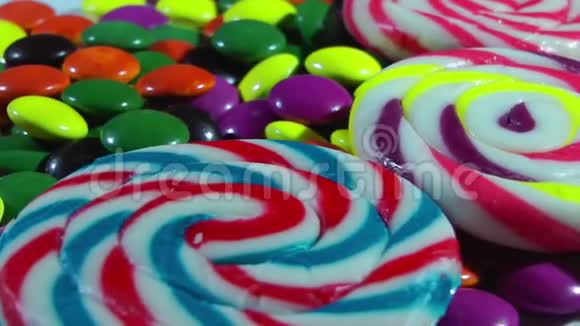 糖色糖果旋转在桌子上视频的预览图