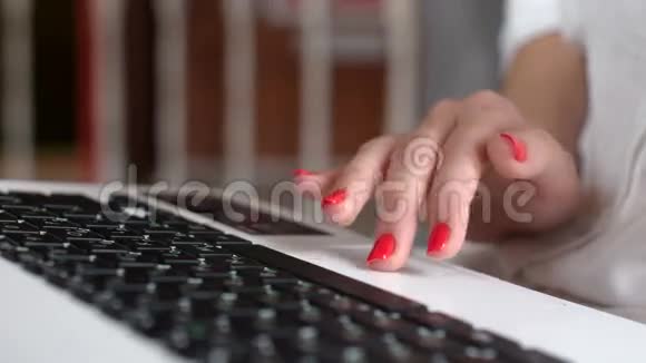 携带便携式笔记本电脑的少女在线交流视频的预览图