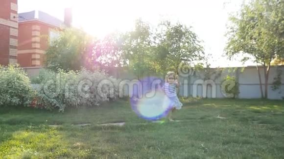 年轻快乐的女孩在草地上奔跑视频的预览图