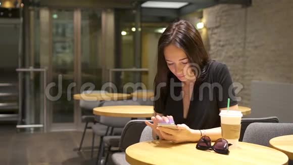 美丽优雅的女孩在户外咖啡馆吃早餐视频的预览图