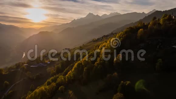 日落景色高山阿尔卑斯山秋天瑞士空中4k视频的预览图