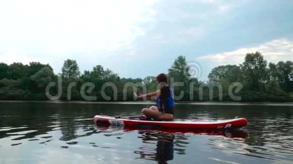 美丽的少女在皮艇上放松视频的预览图