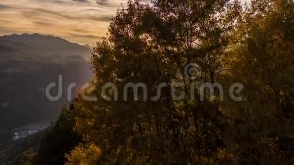 日落山阿尔卑斯山秋天瑞士空中4k视频的预览图