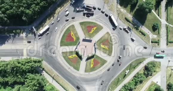 环形十字路口城市交通的空中超移时移汽车公共汽车卡车城市中心视频的预览图