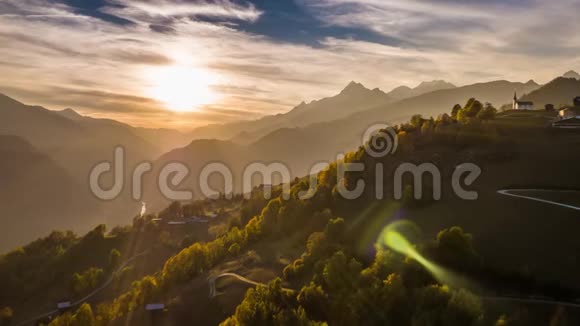 日落景色高山阿尔卑斯山秋天瑞士空中4k视频的预览图