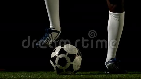 足球运动员在草地上控制球视频的预览图