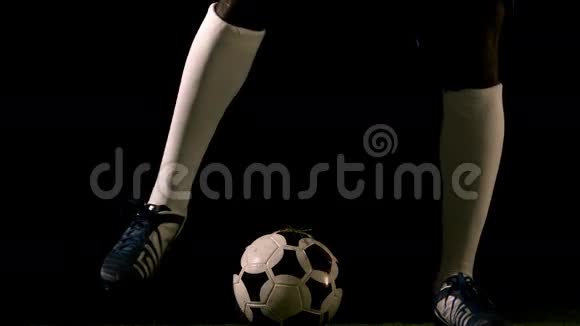 足球运动员在草地上控制球视频的预览图
