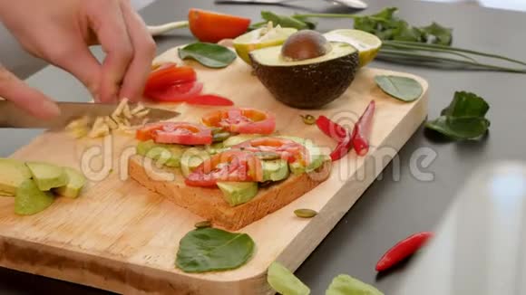 鳄梨健康饮食和健康生活方式的概念煮鳄梨三明治视频的预览图