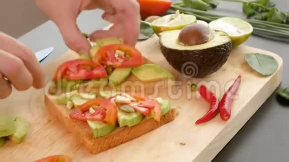 鳄梨健康饮食和健康生活方式的概念煮鳄梨三明治视频的预览图
