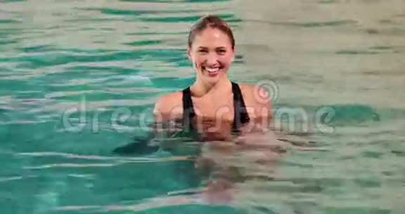 适合女人在游泳池里用泡沫哑铃做水上有氧运动视频的预览图